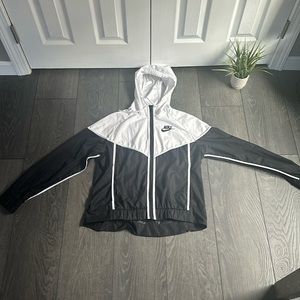 Woman’s Nike lightweight wind breaker jacket